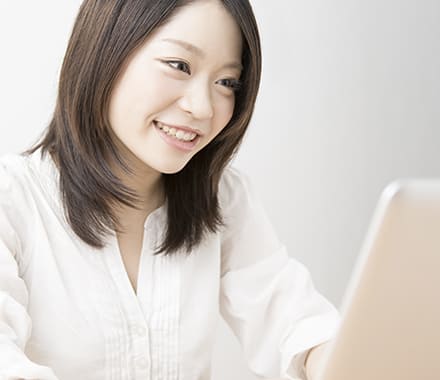 パソコン画面越しに接客を行って頂くお仕事です
